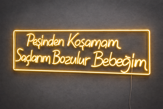 “Peşinden Koşamam Saçlarım Bozulur Bebeğim” Neon LED Tabela – Berber & Kuaför Dekoru